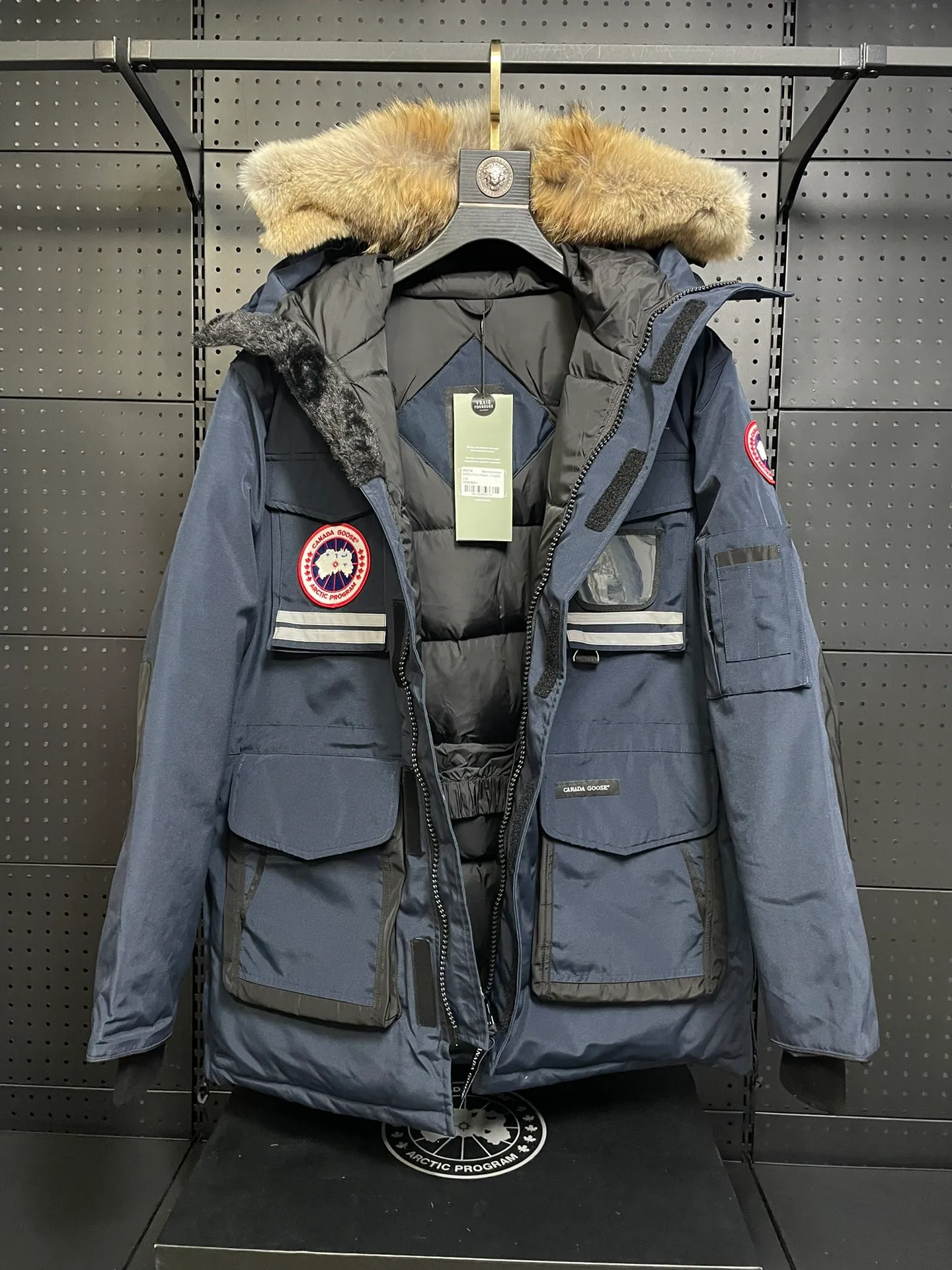 P1060 CANADA GOOES 🇨🇦ⒿⓅⓈ manufactures 10 models of snow curse men and women couples. Factory direct supply: supplying global purchasing agents, micro-business, entities, Tmall, high-end stalls and studio cooperation, free shipping! There are 10 types of Canada Goose Snow Mantra parkas for men and women, the Rolls-Royce of down jackets. ➖ Industry-leading anti-counterfeiting chip sensing. ➖ Imported Behringer embroidery machines and customized embroidery labels, the highest level and industry leading. ➖ Imported Korean 21-count polyester-cotton blended original fabric, TC85 waterproof coated fabric, water-repellent, windproof and wear-resistant. ➖ The new national standard 90 white duck down has an average down filling of 300 grams. The amount of down filling is industry-leading. ➖ 100% nylon lining with double double-layer sealing design to prevent velvet running, and seamless thread design on the cuffs! ➖ Yoshida YKK provides original factory-customized electroplated sliders. YKK two-way lockable zippers are tight and smooth and do not peel off paint. ➖ 3M composite Velcro is durable and the accessories and hardware are all custom-made. Note: Our copywriting is only simple and clear. Instead of bragging about the copywriting, it is better to compare and understand with samples. Only for the purest goose, the most dedicated, the most professional, the highest quality, the highest cost performance! SIZE:XS-XXL [with size chart]